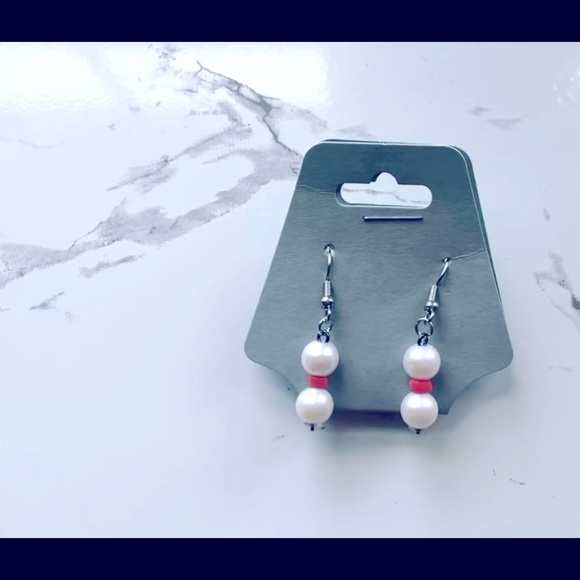 Jewelry - pink pearl dangle earrings.